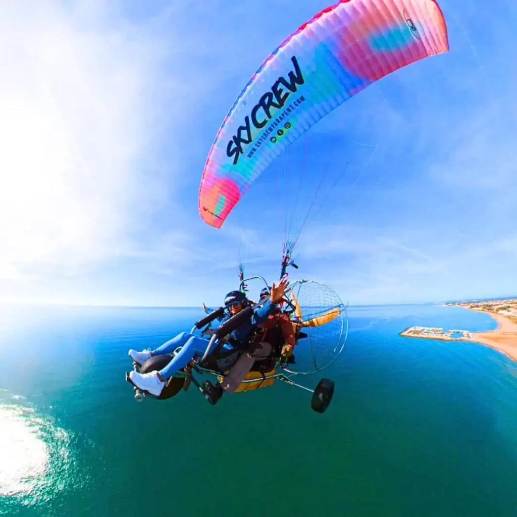 Vola en paramotor sobrevolant la Costa Daurada