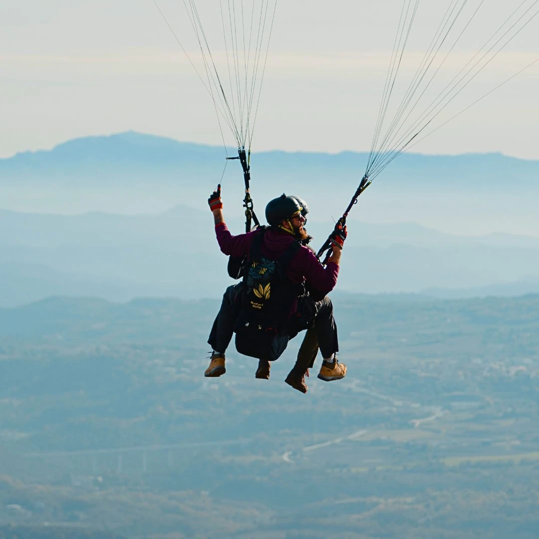Gaudeix d’un vol en parapent panoràmic amb vistes espectaculars