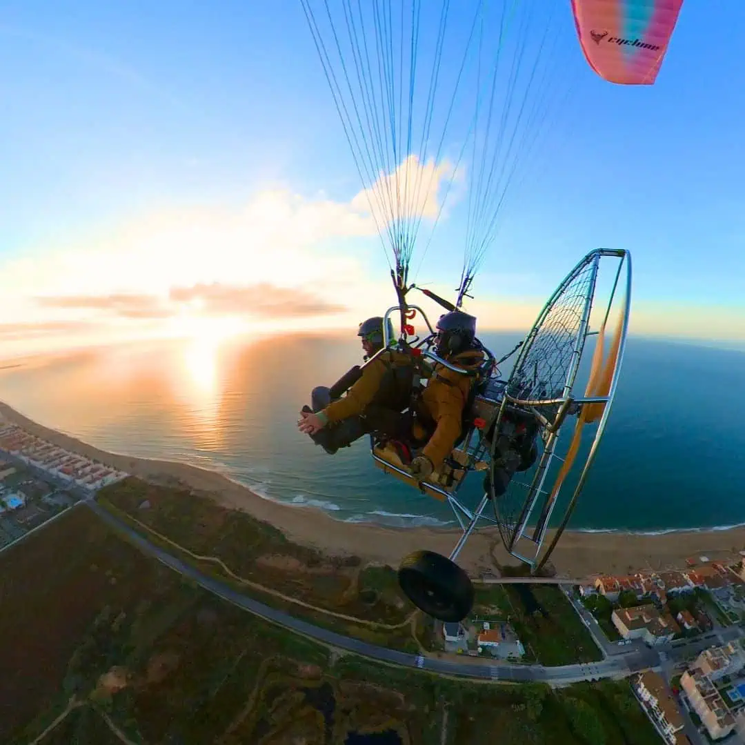 Vol en paramotor a la Costa Daurada durant la sortida del sol