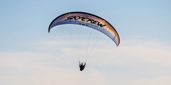 Sent la llibertat de volar en parapent a prop de Barcelona