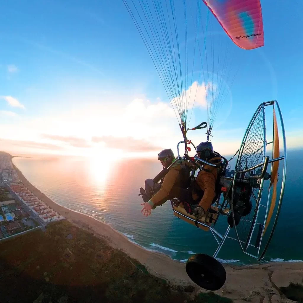 Sobrevola el mediterrani durant la sortida del sol en paramotor amb SkyCrew