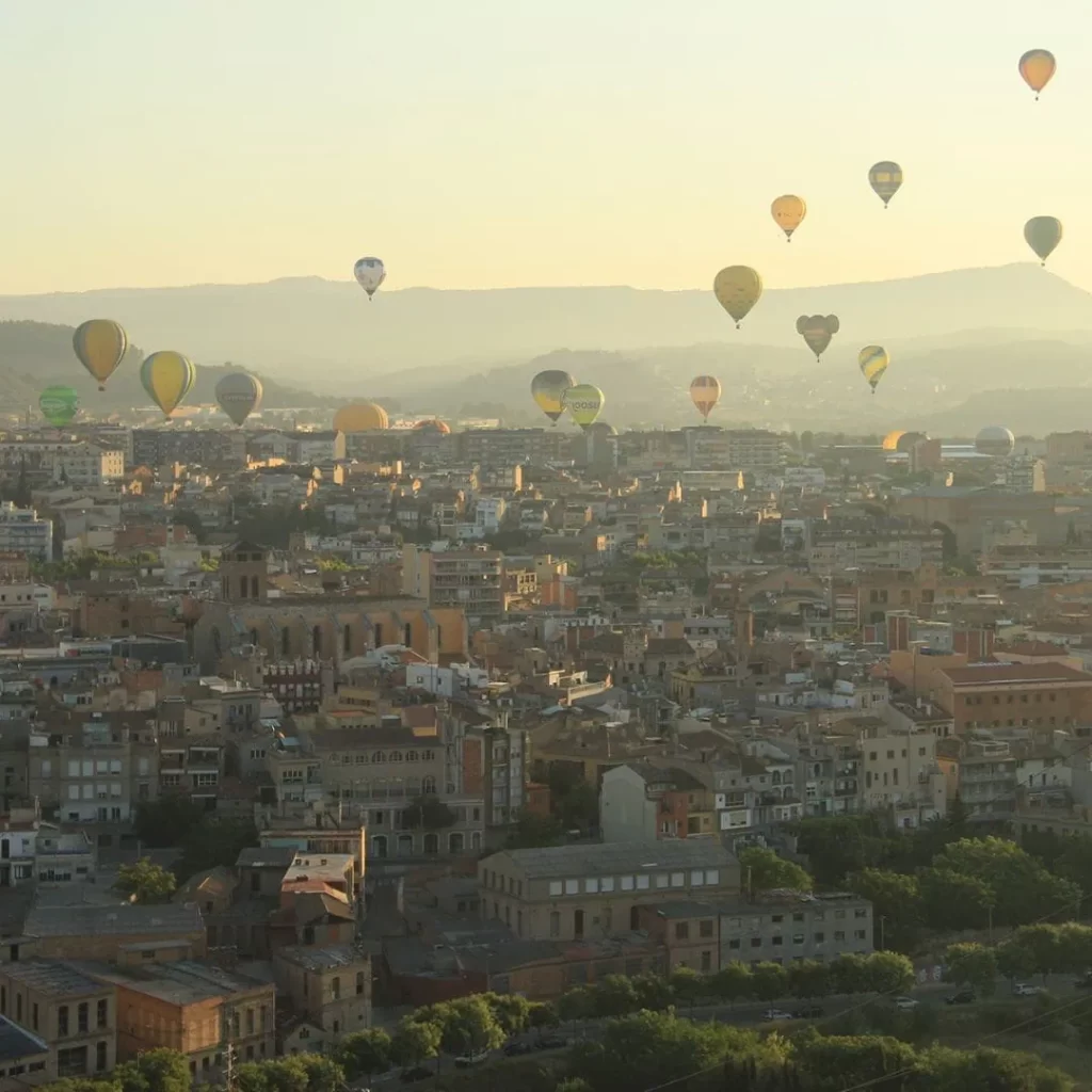 Descobreix l'European Balloon Festival volant en paramotor amb SkyCrew