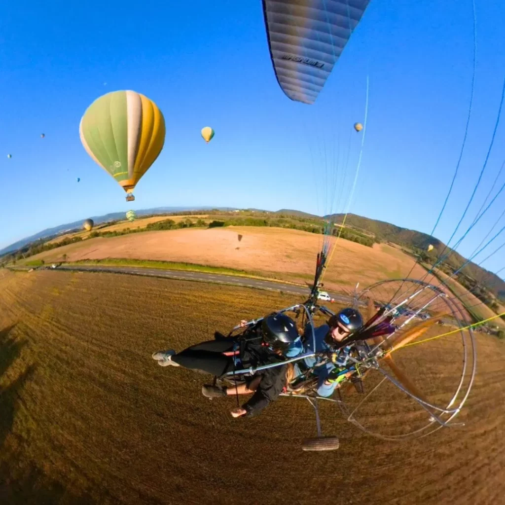 Vista aèria des del paramotor volant entre globus durant l’European Balloon Festival d’Igualada