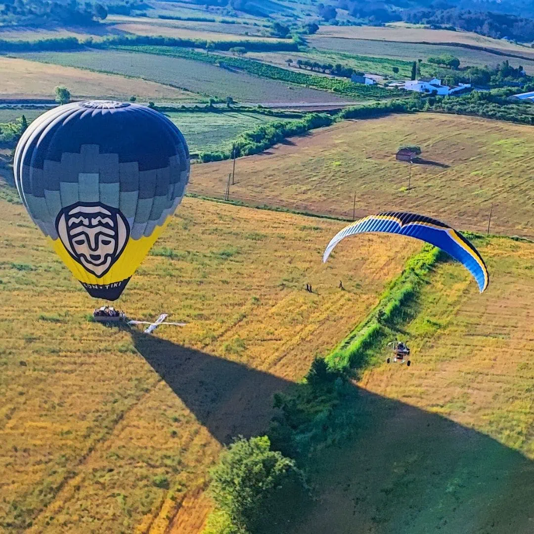 Sortida del sol vista des del paramotor durant un vol entre globus a Igualada