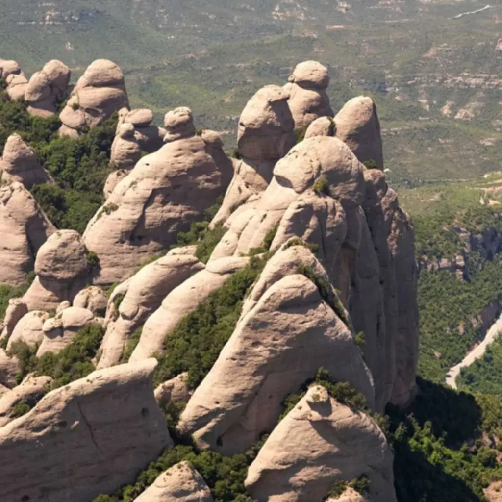 Què fer a l'Anoia? Ruta a peu per Can Massana amb vistes a les formacions rocoses de Montserrat, ideal per completar el dia
