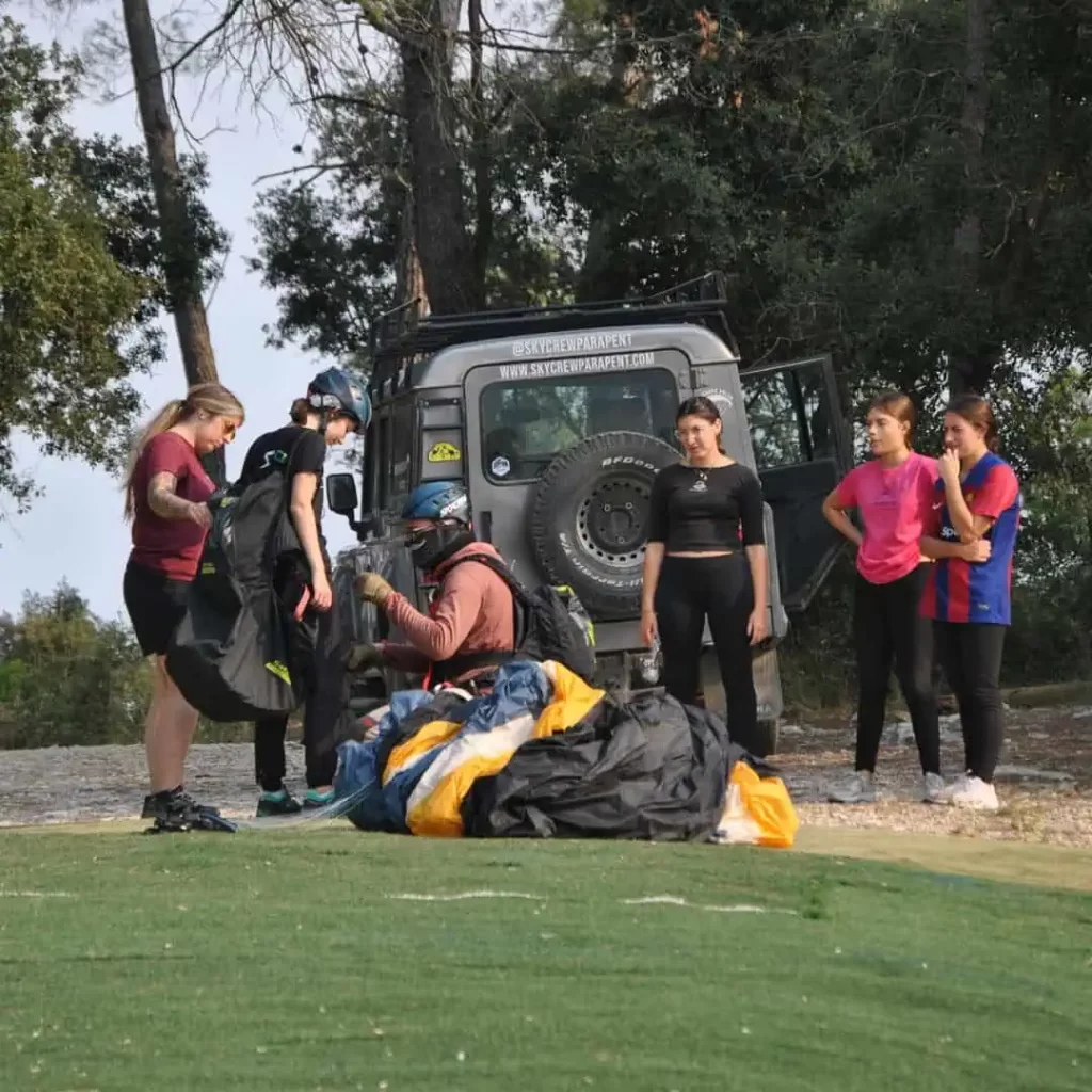 Família volant en parapent amb infants a Catalunya amb equip de seguretat homologat