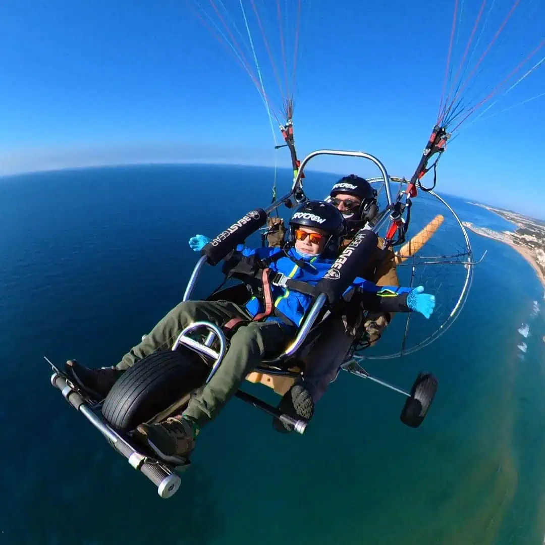 Infant volant en parapent biplaça amb pilot professional, activitat segura per famÃlies