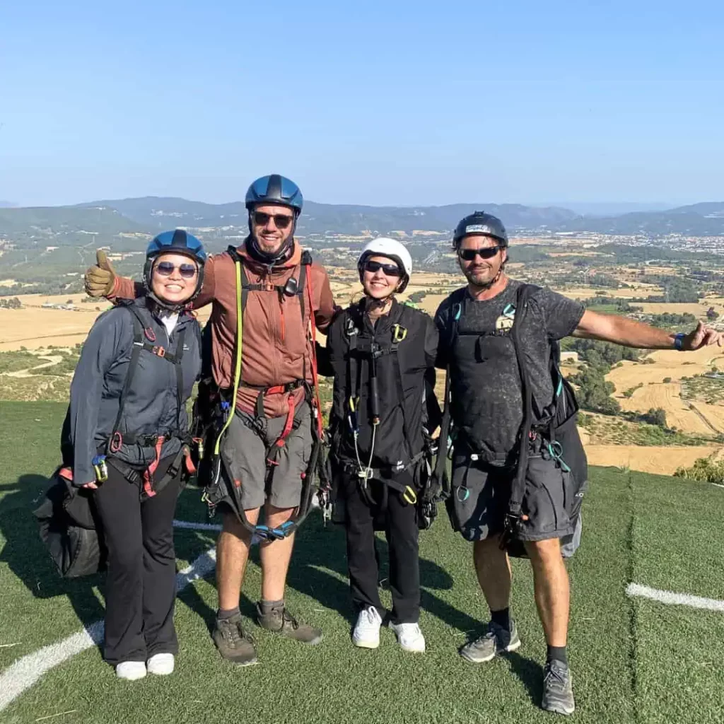 activitat en família a Catalunya amb parapent i infants