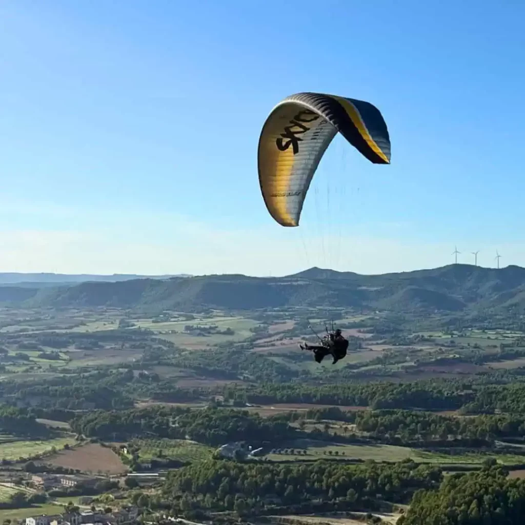 Bones pràctiques a la natura en una experiència de parapent sostenible