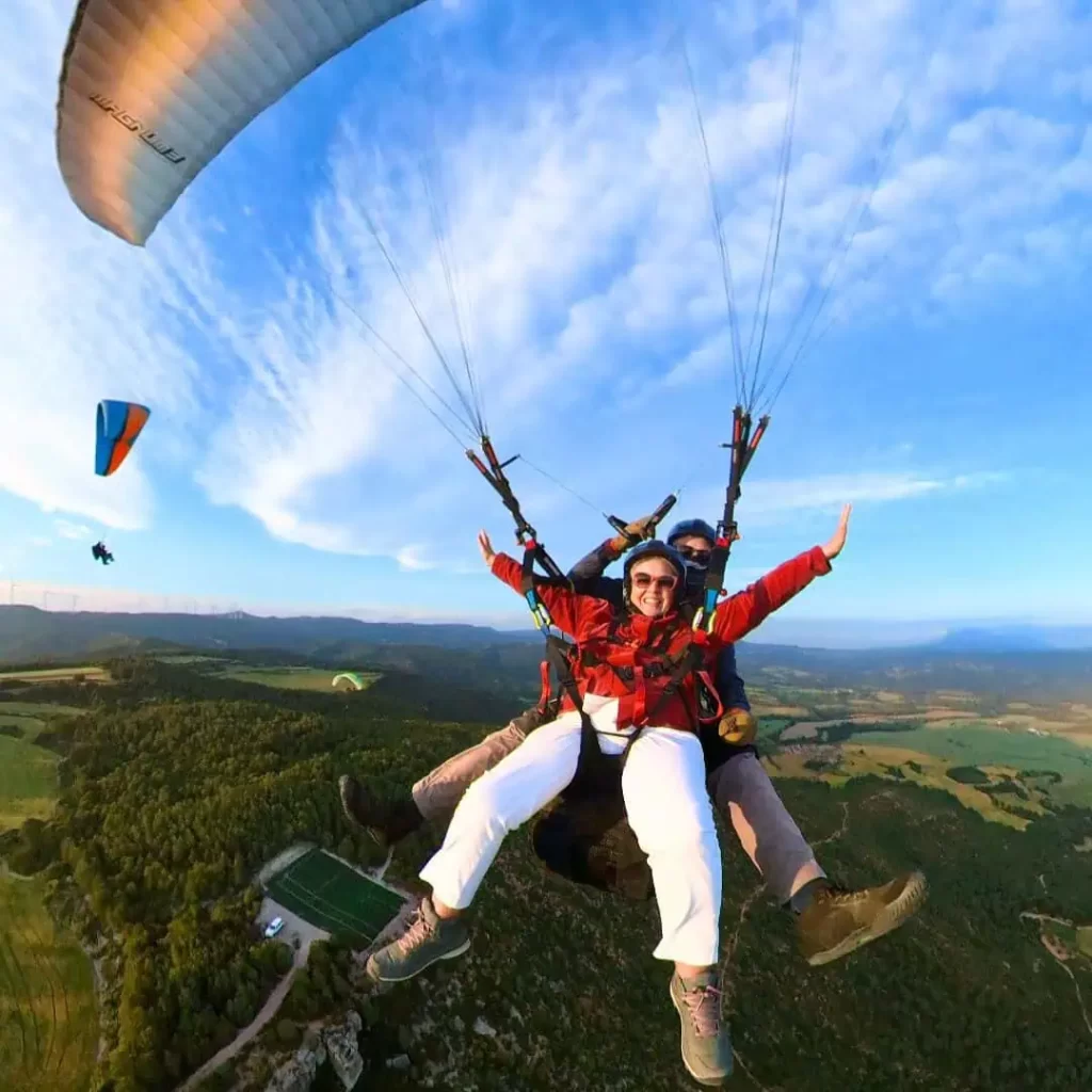 experiència en família a la natura amb parapent a Catalunya