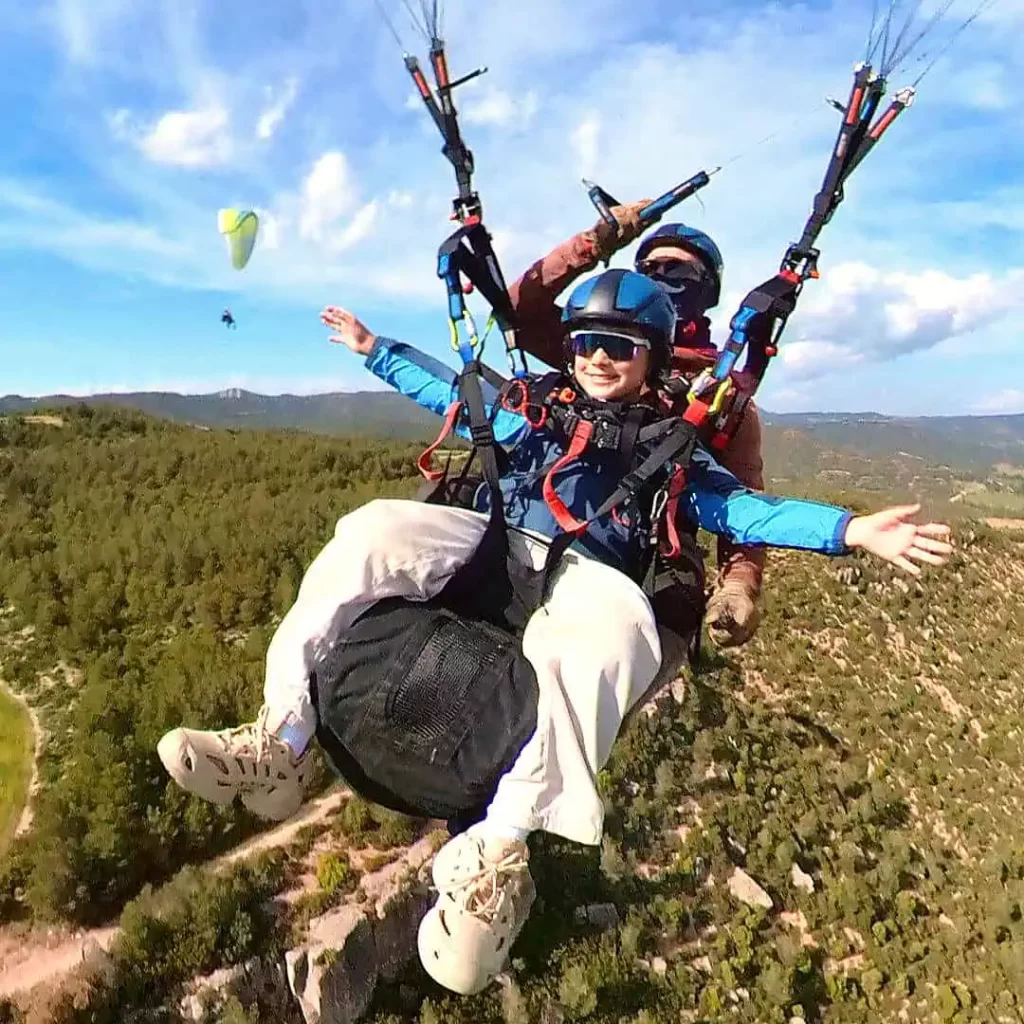 Vol en parapent amb infants és segur amb SkyCrew Parapent, experiència familiar a Barcelona